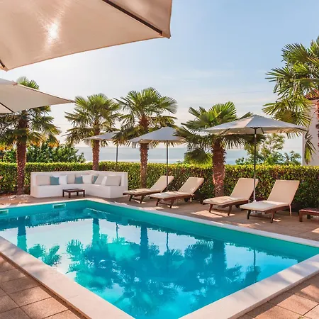 Apartment Chiara, Ground Floor By The Pool Icici