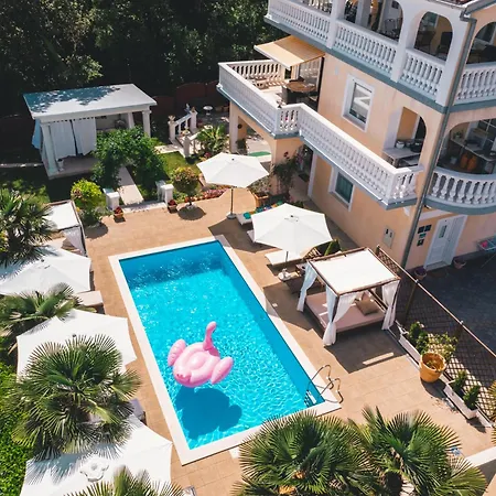 Chiara, Ground Floor By The Pool Apartment Icici